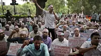 Para aktivis melakukan aksi unjuk rasa memrotes kebijakan negara bagian Assam untuk mengeluarkan hampir 2 juta warga dari daftar kewarganegaraan dalam unjuk rasa di New Delhi, India (AP PHOTO)