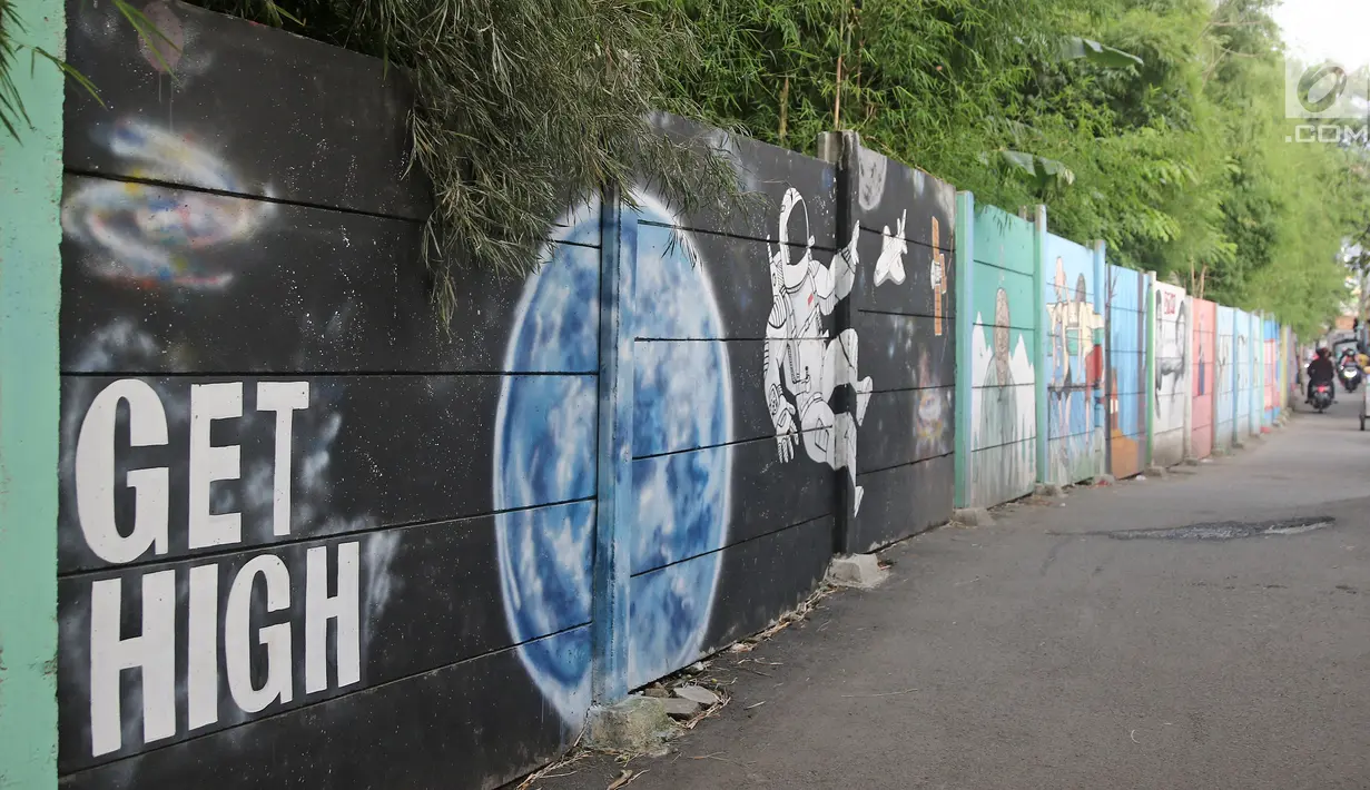 Suasana Kampung Mural yang berada di kawasan Kramat Jati, Jakarta, Rabu (4/4). Mural yang ada di tempat ini mencerminkan pesan-pesan sosial positif kepada masyarakat. (Liputan6.com/Herman Zakharia)