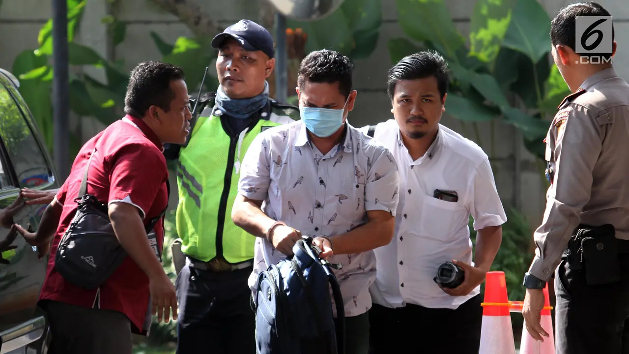 Kenakan Masker, Kepala Kantor Imigrasi Mataram Tiba di Gedung KPK