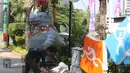 Pekerja memasang neon box Asian Games di depan Balai Kota DKI Jakarta, Jumat (6/7). Pemasangan neon box tersebut untuk mensosialisasikan pelaksanaan Asian Games 2018. (Liputan6.com/Arya Manggala)