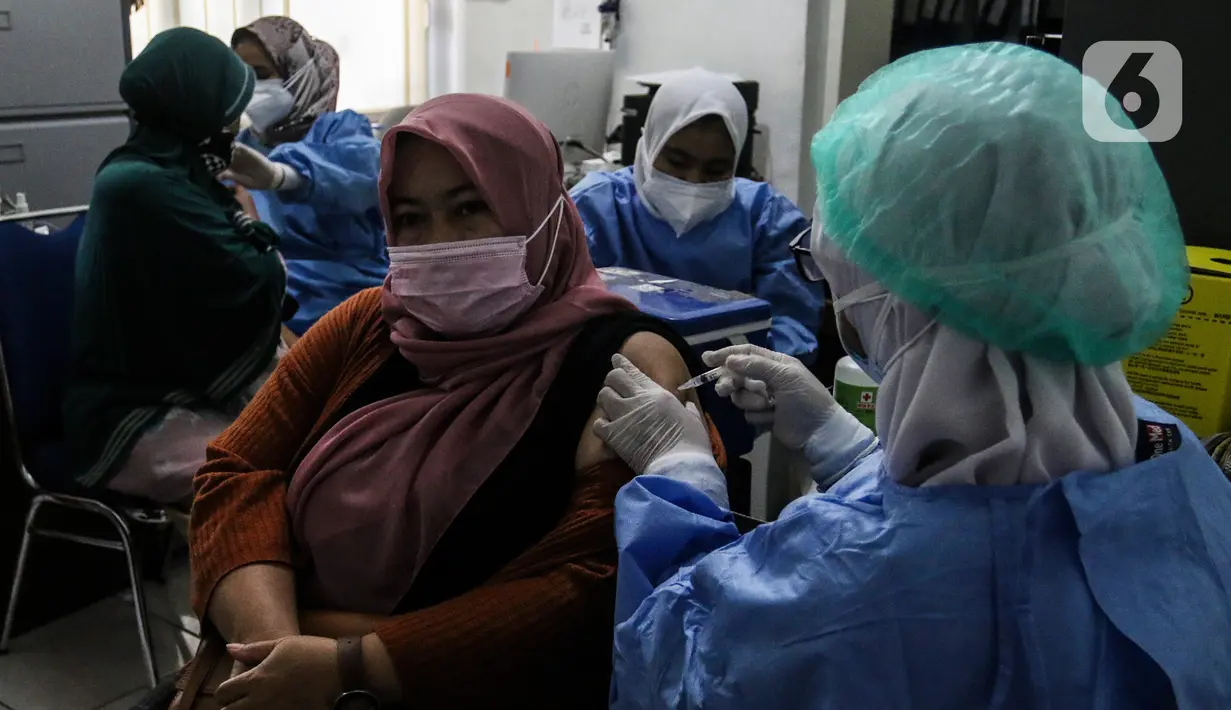 Warga menerima vaksin Pfizer dosis pertama di Kecamatan Beji, Depok,Rabu (1/9/2021). Vaksinasi akan berlangsung selama lima hari, mulai 1 September hingga 5 September 2021. (Liputan6.com/Johan Tallo)