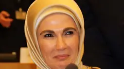 Istri Presiden Turki, Emine Erdogan tampil cantik dengan jilbab berwarna keemasan. Emine Erdogan menjadi istri Presiden Turki pertama yang mengenakan jilbab (haber.sol.org.tr)