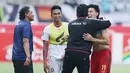 Pemain Persija Jakarta, Hanif Sjahbandi, bereuni dengan staf pelatih dan pemain Arema FC pada lanjutan BRI Liga 1 2023/2024 di Stadion Patriot Chandrabhaga, Kota Bekasi, Minggu (20/08/2023). Kedua tim bermain imbang 2-2. (Bola.com/M Iqbal Ichsan)