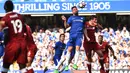 Striker Chelsea, Olivier Giroud, berusaha membobol gawang Liverpool pada laga Premier League di Stadion Stamford Bridge, London, Minggu (6/5/2018). Chelsea menang 1-0 atas Liverpool. (AFP/Glyn Kirk)