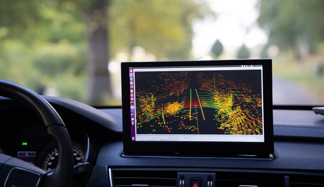 Sebuah layar menunjukkan lingkungan tiga dimensi (3D) di luar bus listrik otonomos 5G secara real-time dalam proyek uji coba selama dua pekan, yang bertujuan menggunakan teknologi pengendaraan otonomos 5G, untuk solusi transportasi masa depan, di Stockholm, Swedia (30/9/2020). (Xinhua/Wei Xuechao)
