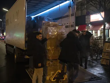 Pasokan bantuan untuk korban gempa bumi di Turki dan Suriah dimuat ke dalam truk di Turmstrasse di Moabit, di Berlin, Jerman, Senin, 6 Februari 2023. Puluhan ribu orang yang kehilangan tempat tinggal di Turki dan Suriah menghadapi malam yang dingin. (Paul Zinken/dpa via AP)