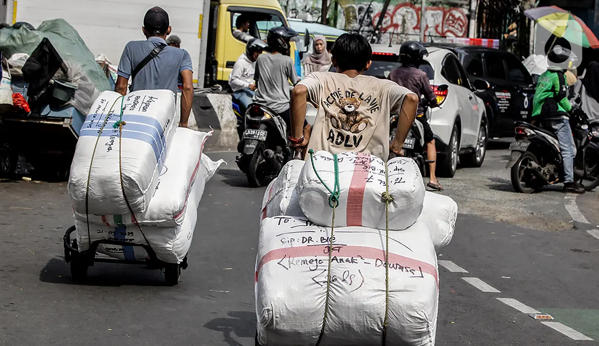 Jika kondisi pasar sedang sepi, mereka akan kesulitan mendapat pelanggan. (Liputan6.com/Johan Tallo)