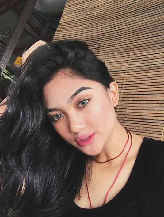 Kontestan sebuah ajang pencarian bakat di televisi, Marion Jola berpose dengan mengenakan pakaian hitam dan rambut terurai. Paras cantik dan suaranya yang punya ciri khas manja mampu mencuri perhatian warganet. (Instagram/lalamarionmj)