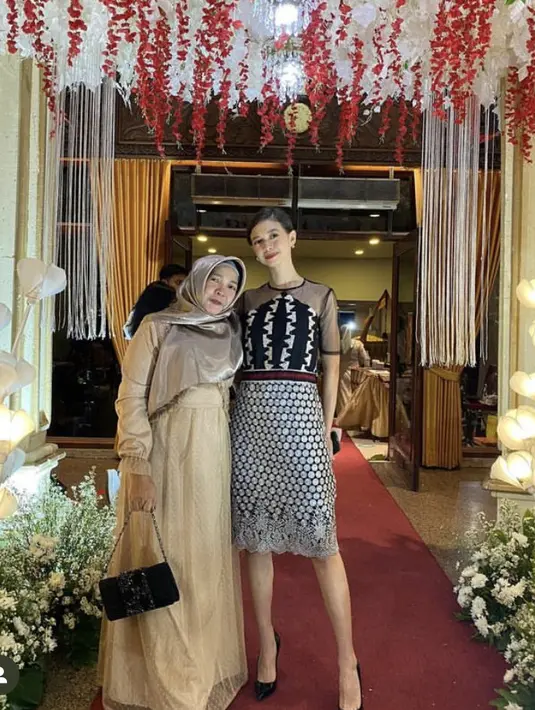 Di momen kondangan, Yuki memilih mengenakan midi dress warna hitam putih. Lalu sang ibu dengan dress warna gold. @twinawati