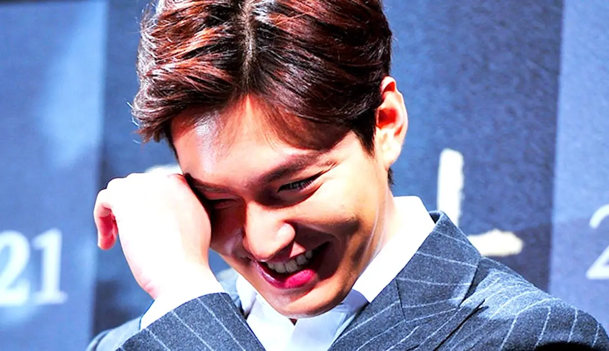 "Usai pulang syuting biasanya aku sangat bosan dirumah. Aku pergi mencari makanan lezat, menelpon beberapa teman ku untuk main ke apartement. Aku juga main game di ponsel," sambungnya lagi. (Koreaboo)