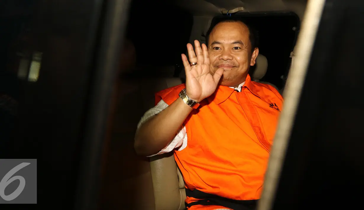 Dirut PT OSMA Group, Hartoyo menyapa wartawan usai ditetapkan sebagai tersangka dalam kasus tindak pidana korupsi terkait proyek di Dinas Pendidikan dan Kebudayaan Kebumen dalam APBD-P Tahun 2016, Jakarta, Jumat (21/10). (Liputan6.com/Helmi Afandi)