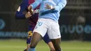 Bek Barcelona, Clement Lenglet (kiri) berebut bola dengan gelandang UD Ibiza, Kwasi Sibo pada pertandingan babak 32 besar Copa del Rey 2019-2020 di Estadi Municipal de Can Misses, Rabu (21/1/2020). Barcelona harus bersusah payah untuk mengalahkan Klub Segunda B UD Ibiza 2-1. (JAIME REINA/AFP)