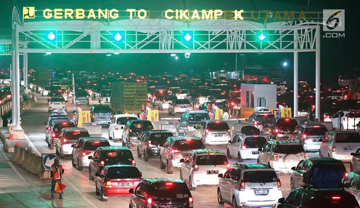 Kendaraan pemudik memadati sekitar Gerbang Tol Cikampek Utama, Jawa Barat, Jumat (7/6/2019). Banyaknya pemudik yang mulai kembali ke Ibu kota menyebabkan peningkatan volume kendaraan sehingga menyebabkan arus lalu lintas kian padat. (Liputan6.com/Immanuel Antonius)