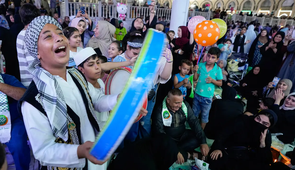 Diperingati pada tanggal 12 Rabiul Awal setiap tahunnya, ini merupakan tanggal kelahiran Rasulullah SAW di Kota Mekah. (AP Photo/Hadi Mizban)