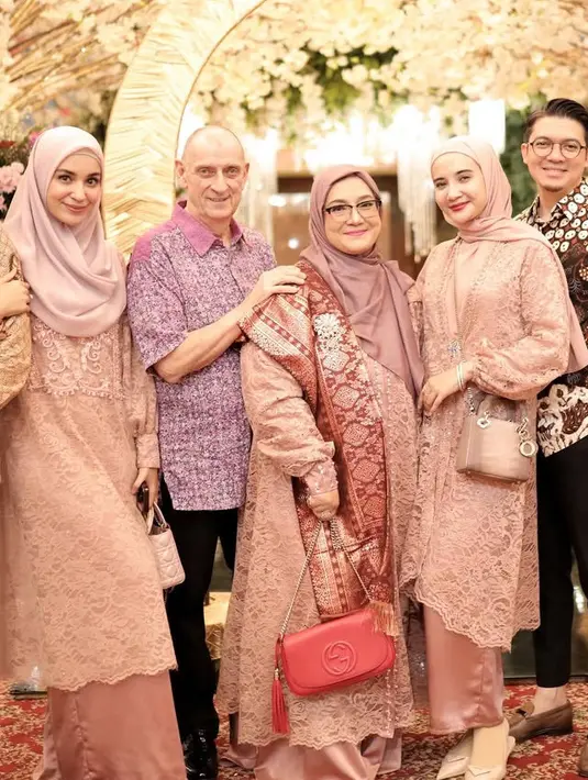 Zaskia dan Shireen Sungkar sepertinya hadir di acara kondangan keluarganya. Mereka pun hadir bersama suami dan orangtua. [@shireensungkar]