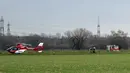 Polisi dan regu penyelamat mengamankan area lokasi terjadinya kecelakaan udara antara pesawat kecil dengan helikopter di Philippsburg, Jerman, Selasa (23/1). Puing-puing dua badan pesawat udara jatuh dalam wilayah yang cukup luas  (Rene Priebe/dpa via AP)