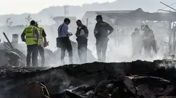 Petugas keamanan memeriksa area yang terkena ledakan gudang kembang api di Tui, Spanyol, Rabu (23/5). Satu orang tewas dalam kejadian tersebut. (MIGUEL