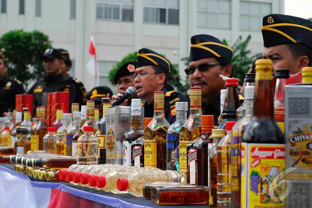 Puluhan Ribu Botol Minuman Keras Dimusnahkan