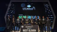 Sejumlah pemain menerima penghargaan Best Eleven Liga 1 di Hotel Mulia, Jakarta, Jumat (22/12/2017). Malam Penghargaan Liga 1 memberi apresiasi kepada sejumlah tokoh sepak bola. (Bola.com/Vitalis Yogi Trisna)