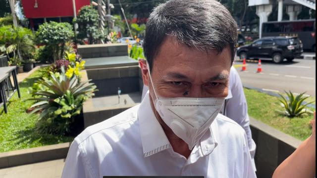 Wakil Ketua KPK Nawawi Pomolango turun tangga hingga 15 lantai usai gempa Cianjur yang dirasakan hingga ke Jakarta. (Liputan6.com/Fachrur Rozi)