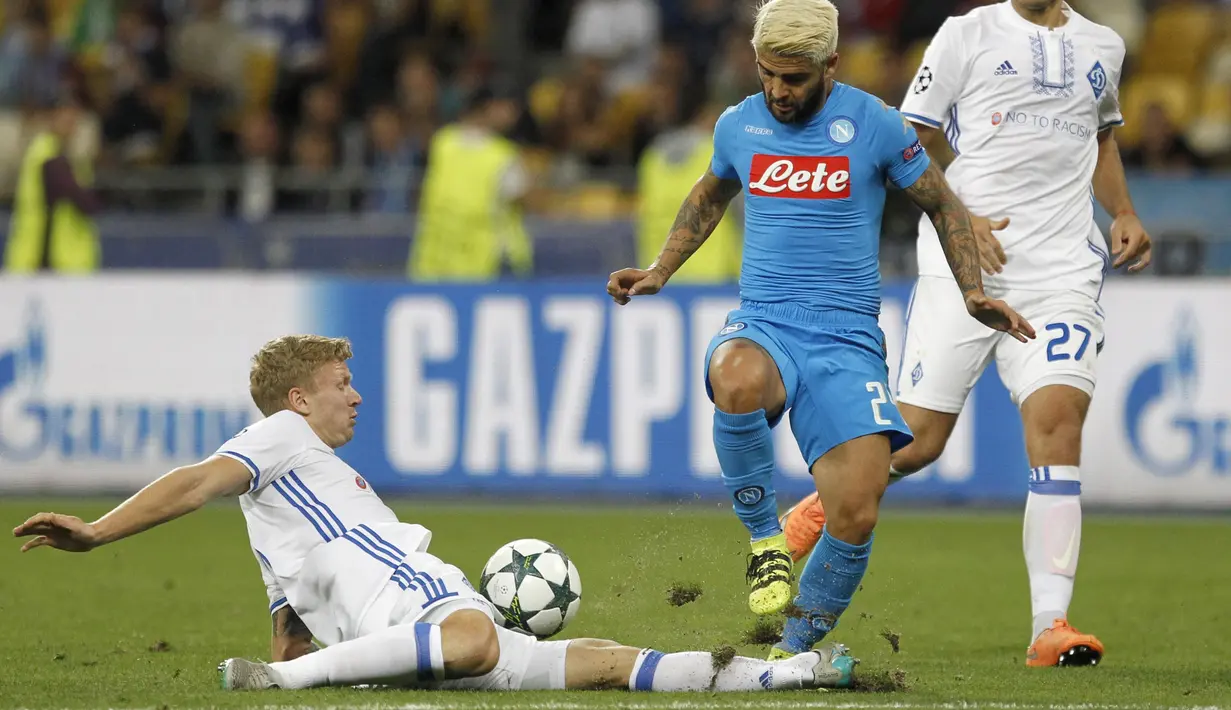 Pemain Napoli, Lorenzo Insigne dihadang pemain Kiev, Nikita Korzun (kiri) pada laga grup B Liga Champions di Olympiyskiy stadium, Kiev, (14/9/2016) dini hari WIB. (AP/Sergei Chuzavkov)