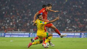 Persija langsung menekan sejak menit awal pertandingan. Tapi pertahanan Persebaya cukup solid sehingga belum ada gol dalam sepuluh menit pertama. Tampak dalam foto, pemain Persija berusaha melewati adangan pemain Persebaya pada pertandingan pekan ke-27 BRI Super League 2025/2026 di Stadion Utama Gelora Bung Karno (SUGBK), Jakarta, Sabtu (11/4/2026). (Bola.com/Bagaskara Lazuardi)