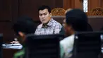 Terdakwa korupsi e-KTP Andi Agustinus alias Andi Narogong menyimak keterangan saksi pada sidang lanjutan di Pengadilan Tipikor Jakarta, Senin (23/10). Sidang ini batal menghadirkan Anas Urbaningrum dikarenakan sakit. (Liputan6.com/Helmi Fithriansyah)