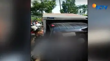 Proses evakuasi atas sopir mobil box dan dua penumpangnya berlangsung dramatis lantaran para korban sempat terjepit di kabin kendaraan.