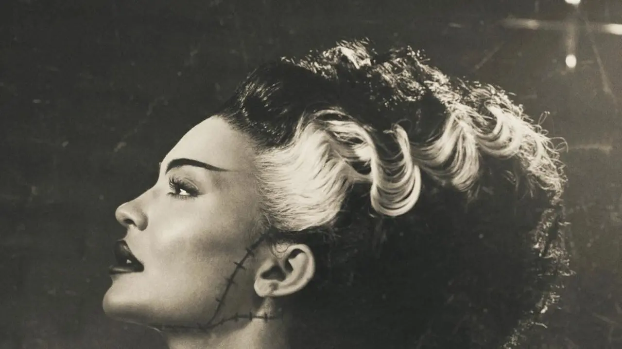 Gaya Dramatis Kylie Jenner Berbalut Kostum Halloween Bride of Frankenstein