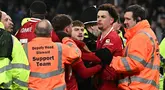 Pemain Liverpool, Curtis Jones berusaha dipisahkan saat terlibat perseteruan dengan pemain Everton, Abdoulaye Doucoure setelah laga lanjutan Liga Inggris 2024/2025 di Goodison Park, Liverpool, Inggris, Rabu (13/02/2025) WIB. (AFP/Paul Ellis)