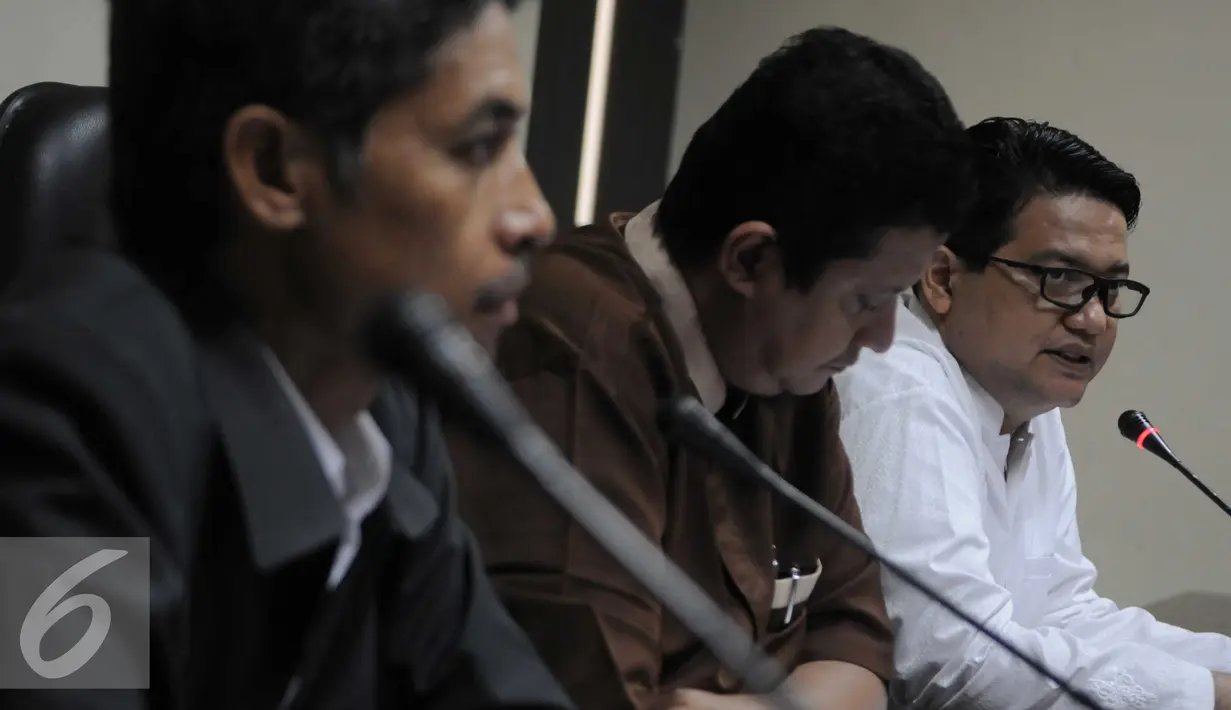 Ketua KPU Husni Kamil Manik (kanan) memberikan keterangan saat diskusi publik di Media Center Bawaslu, Jakarta, Jumat (10/6). Diskusi membahas mengenai tanggapan dan persiapan teknis penyelenggaraan Pilkada merujuk pada UU (Liputan6.com/Helmi Afandi)