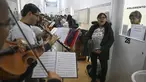 Anggota relawan Musica Para el Alma tampil di hadapan pasien di Rumah Sakit Alvarez di Buenos Aires, Argentina (12/6). Konser mendadak tersebut digelar oleh gerakan Musica Para el Alma atau Musik Penawar Lara. (AFP Photo/Eitan Abramovich)