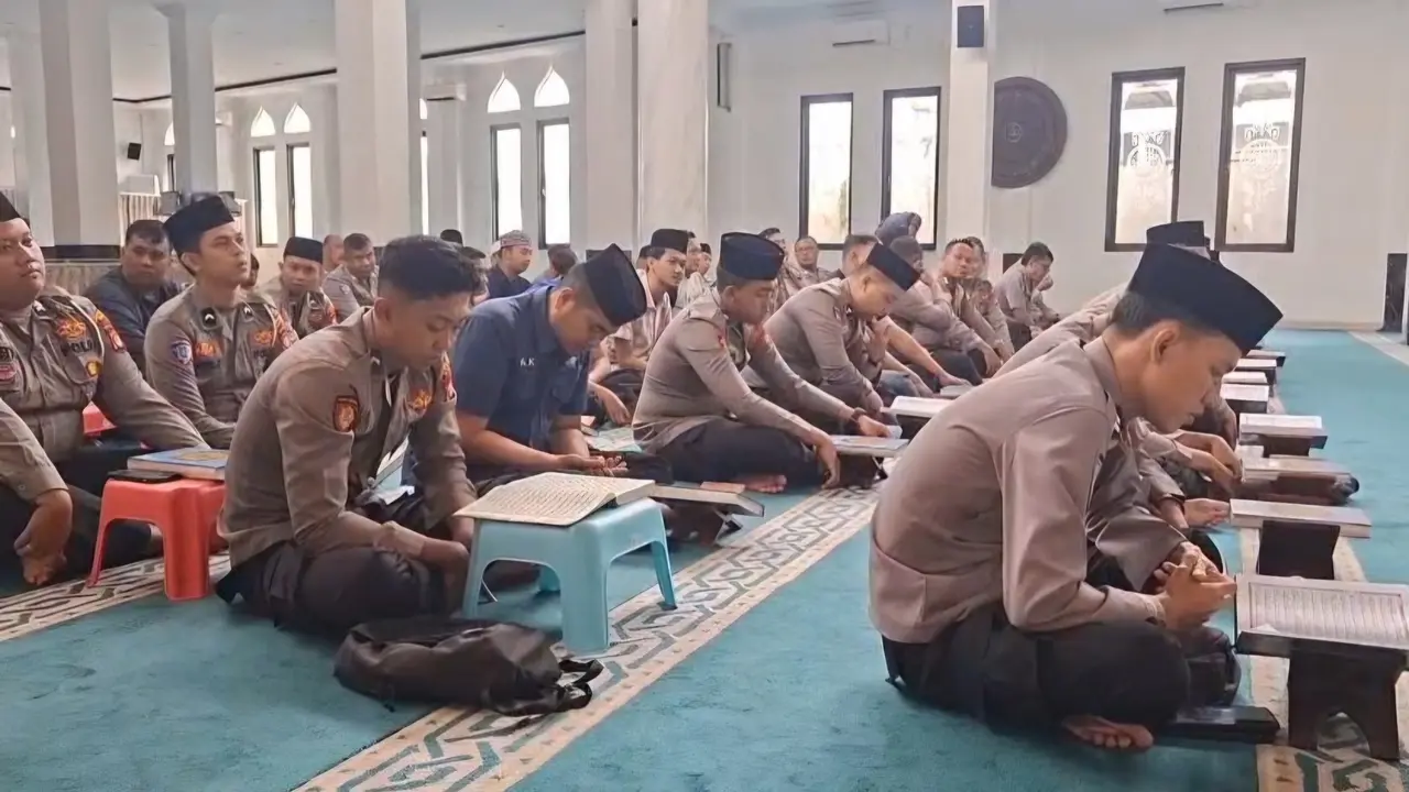 Puluhan polisi di Depok belajar mengaji. (Liputan6.com/Dicky Agung Prihanto)