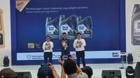 PT ExxonMobil Lubricants Indonesia (PT EMLI) memperkenalkan produk melumas mesin mobil terbaru, yakni Mobil Super All-in-One-Protection di Gandaria City, Jakarta. (Liputan6.com/Septian)
