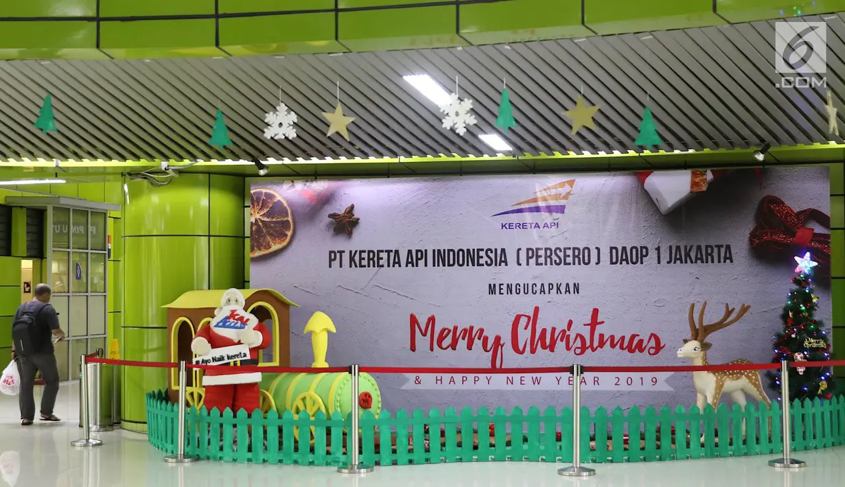 Penumpang melintas di sekitar dekorasi bertema Natal dan Tahun Baru di Stasiun Gambir, Jakarta, Jumat (21/12). Dekorasi dibuat untuk memercantik suasana Stasiun Gambir dalam rangka menyambut Hari Natal dan Tahun Baru 2019. (Liputan6.com/Immanuel Antonius)