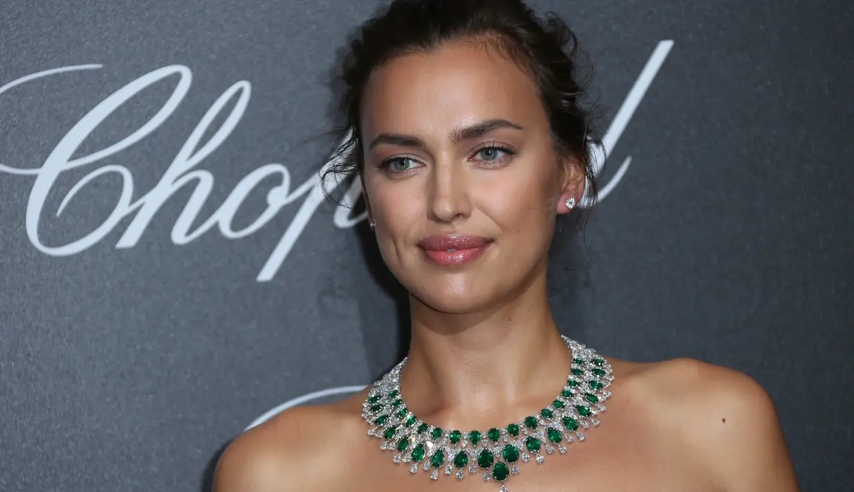 Model Irina Shayk saat tiba untuk menghadiri Secret Chopard Party di sela-sela dalam Festival Film Cannes ke-71 di Cannes, Prancis (10/5). (Joel C Ryan / Invision / AP)