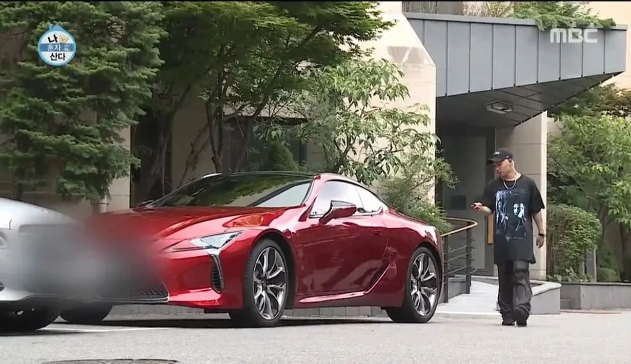 Taeyang mempunyai mobil Lecus warna merah. Mobil mewah ini berharga Rp 1,3 miliar. (Foto: koreaboo.com)