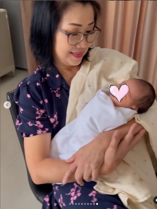 Cantik sedari kecil, Baby Avery disebut mirip dengan Kevin Sanjaya. Masih merah, Avery Victoria Sukamuljo yang akrab disapa Baby Ava ini sangat anteng digendong oleh sang nenek. Valencia hamil bersamaan dengan Jessica Tanoe, jarak lahir buah hati Valen dan Jessica Tanoe hanya dua bulan. Seperti diketahui, Jessica Tanoe melahirkan anak pertamanya pada 11 Oktober 2023. (Liputan6.com/IG/@sugiarto_sukamuljo)