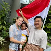Bentuk kekompakan Rianti Cartwright dan Cassnova Alfonso lewat tampilan yang serasi [IG: @riantic]