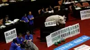 Boneka babi ditempatkan di ruang legislatif untuk menentang kebijakan impor daging babi di Taipei , Taiwan 31 Mei 2016. Hal ini dilakukan untuk memblokir Premier Lin Chuan dari penyampaian laporan kebijakan pertamanya. (REUTERS / Tyrone Siu)