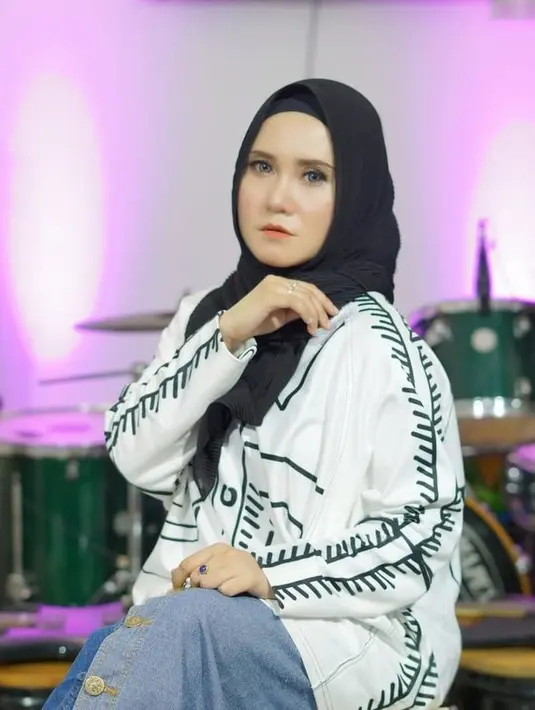 <p>Eny Sagita dikenal sebagai polotor musik perpaduan dangdut koplo dan jaranan. Ia juga jadi produser rekaman dan membuat konten melalui channel YouTube miliknya. [Foto: instagram.com/eny_sagitathementhul]</p>