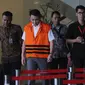 Tersangka anggota DPR Fayakhun Andriadi menuju ruang penyidik untuk menjalani pemeriksaan di gedung KPK, Jakarta (6/4). Fayakhun menjadi tersangka kasus suap pengadaan satelit monitoring di Badan Keamanan Laut (Bakamla). (Merdeka.com/Dwi Narwoko)