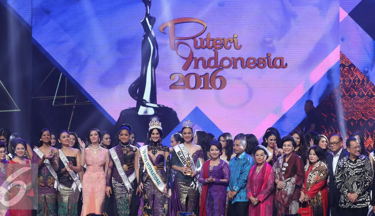 Miss Internasional 2015, Edymar Martinez bersama Puteri Indonesia 2016 Kezia Roslin Menteri Pariswisata, Arif Yahya dan Mooryati Soedibyo foto bersama usai acara grand final Putri Indonesia 2016, Jakarta, Jumat (20/2). (Liputan6.com/Herman Zakharia)