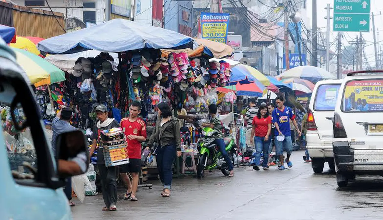 Kios PKL yang berjualan hingga separuh badan jalan ini sudah berlangsung cukup lama (Liputan6.com/Andrian M Tunay). 