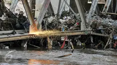 Petugas mengelas besi pondasi jembatan Rawajati untuk mempermudah pembongkaran, Jakarta, Selasa (15/3). Gubernur DKI Basuki Tjahaja Purnama meminta Dinas PU segera membongkar Jembatan tersebut karena menjadi penyebab banjir. (Liputan6.com/Yoppy Renato)
