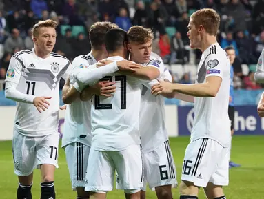 Para pemain Jerman merayakan gol yang dicetak Ilkay Gundogan ke gawang Estonia pada laga Kualifikasi Piala Eropa 2020 di Talinn, Minggu (13/10). Estonia kalah 0-3 dari Jerman. (AFP/Janek Skarzynski)