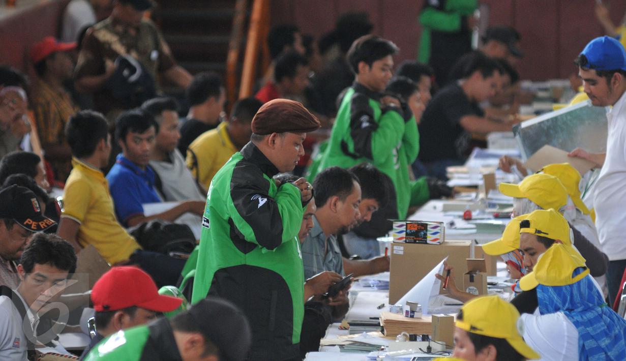 Ribuan orang mengikuti perekrutan pengendara Go-Jek  di Hall A Basket Senayan, Jakarta, Jumat (14/8/15). Fenomena ojek online dengan aplikasi di hanphone kini banyak diminati. (Liputan6.com/Herman Zakharia)