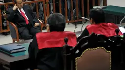 [FOTO] Ekspresi Mengantuk Emir Moeis Saat Sidang Pledoi