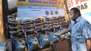 Rachmat Gobel memeriksa beras yang akan dijual murah pada Operasi Pasar, Jakarta, Minggu (21/6/2015). Kemendag dan Artha Graha Peduli menggelar operasi pasar secara serentak di wilayah DKI Jakarta hingga 16 Juli 2015. (Liputan6.com/Herman Zakharia)