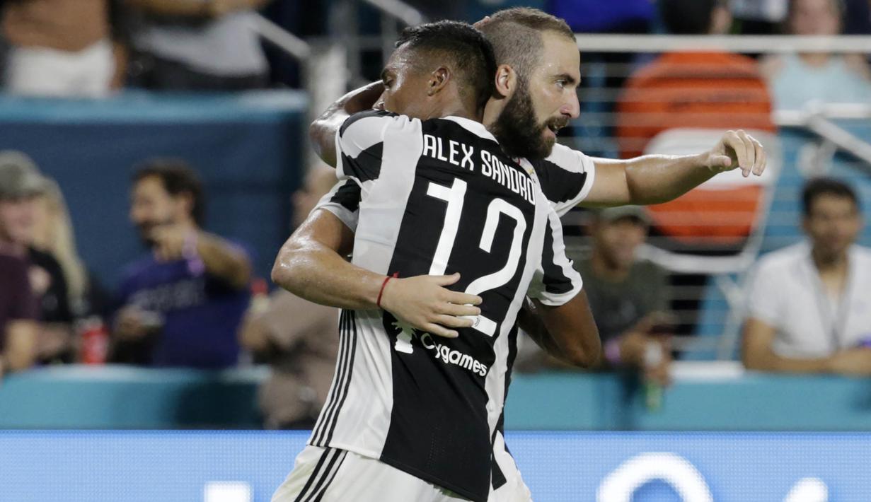 Striker Juventus, Gonzalo Higuain, bersama rekannya Alexa Sandro merayakan gol ke gawang Paris St Germain pada laga ICC di Stadion Hard Rock, Florida, Rabu (26/7/2017). Juventus menang 3-2 atas PSG. (AP/Lynne Sladky)